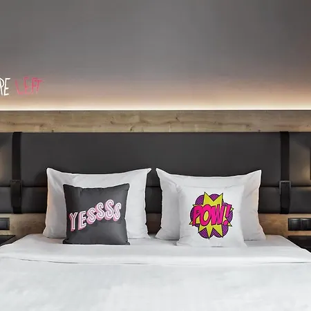 Moxy Old Town 호텔