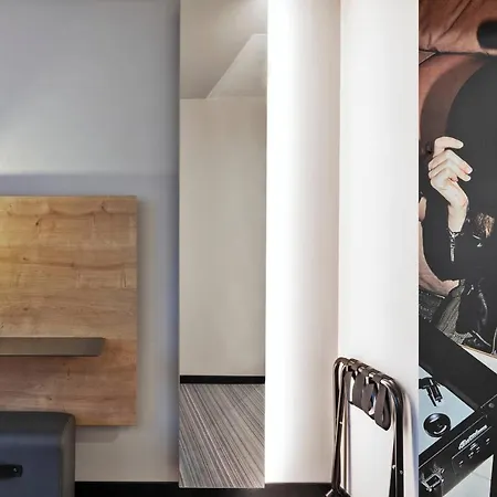 Moxy Old Town 3* Boekarest