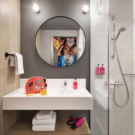 Szálloda Moxy Old Town Bukarest