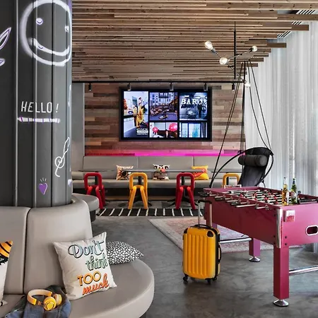 Moxy Old Town 3*