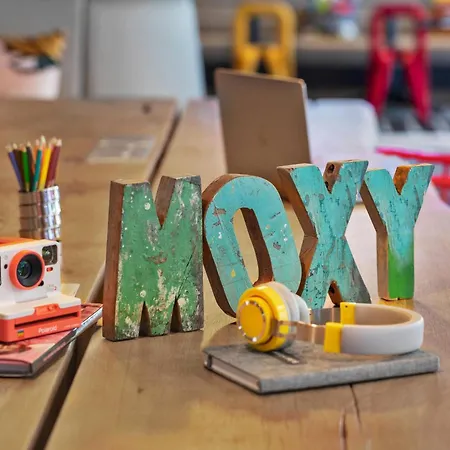 Moxy Old Town Отель