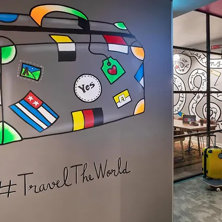 Отель Moxy Old Town