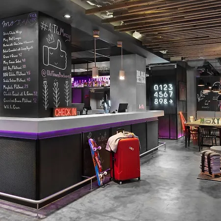 Moxy Old Town 호텔