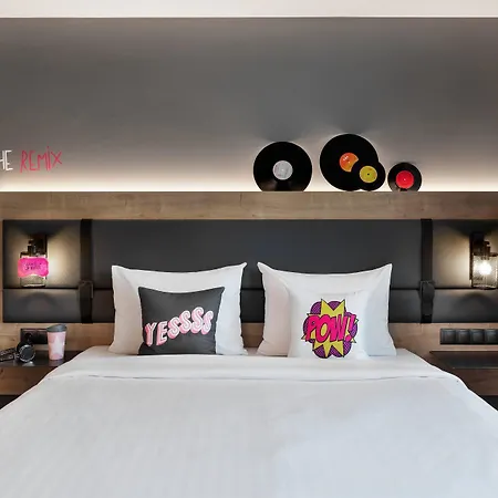 Moxy Old Town 3*