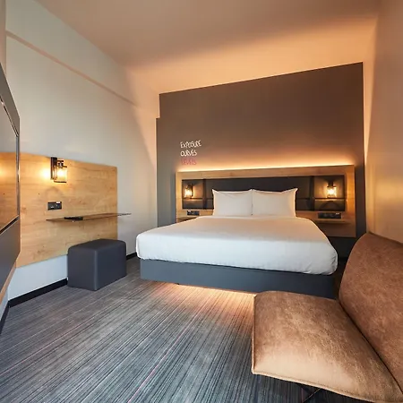 Moxy Old Town Отель