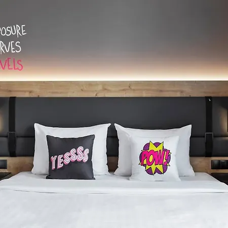 Moxy Old Town Отель Бухарест