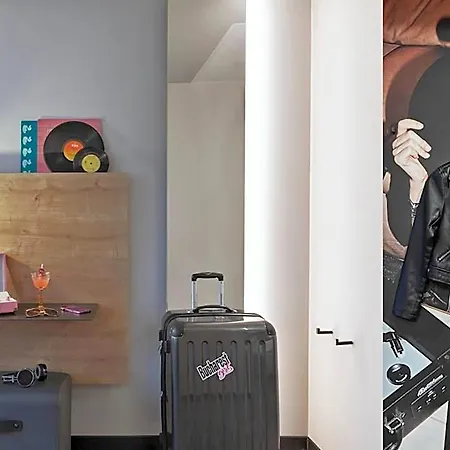 호텔 Moxy Old Town 3*