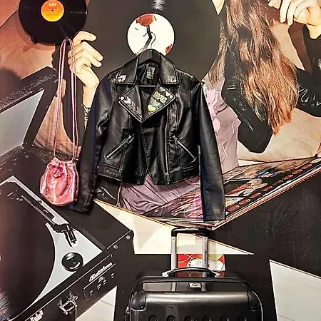 Moxy Old Town 호텔