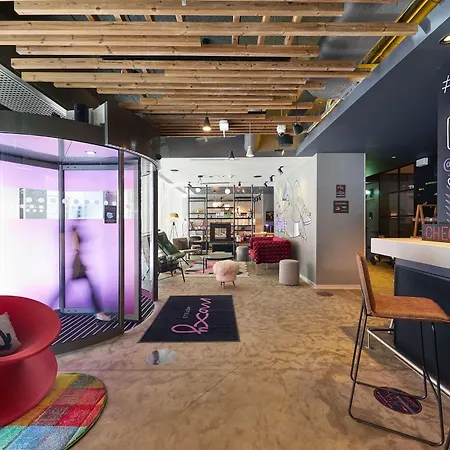 Moxy Old Town 3*