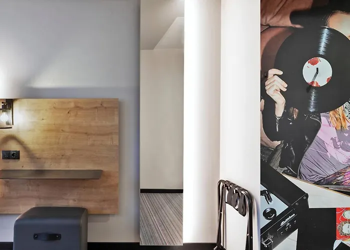 Moxy Old Town 3* بوخارست