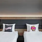 Hotel Moxy Old Town 3*