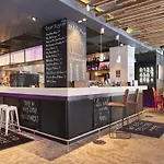 מלון Moxy Old Town 3*
