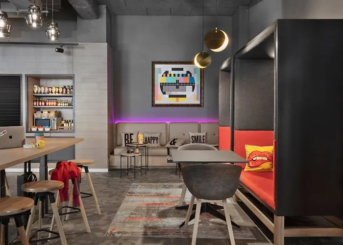 Готель Moxy Old Town 3*