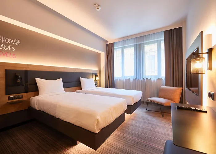 Moxy Old Town Готель