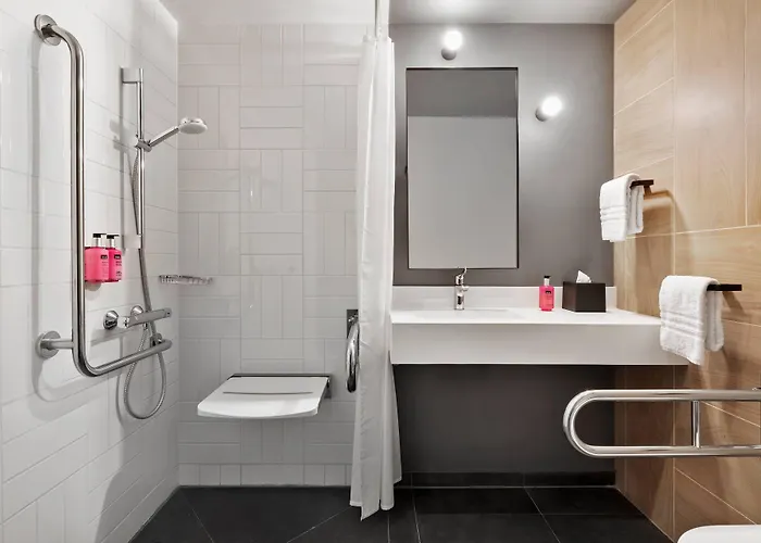 Moxy Old Town Готель 3*