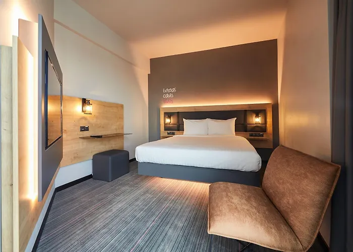 Moxy Old Town Готель