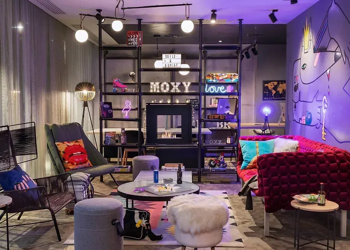 Готель Moxy Old Town