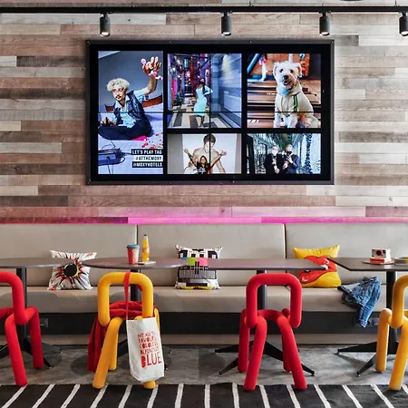 Moxy Old Town Бухарест