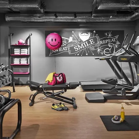 Moxy Old Town Готель 3*