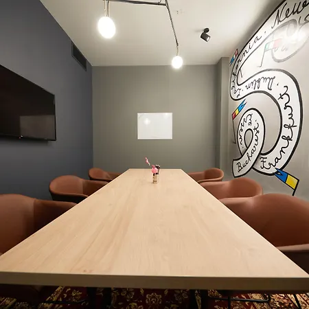 Moxy Old Town Готель